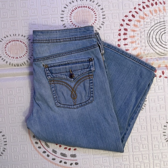 Capri’s - Picture 2 of 7